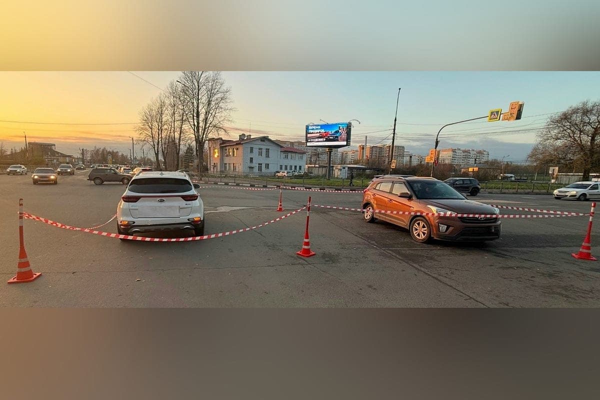 Водитель пострадал при столкновении двух «азиатов» в Великом Новгороде