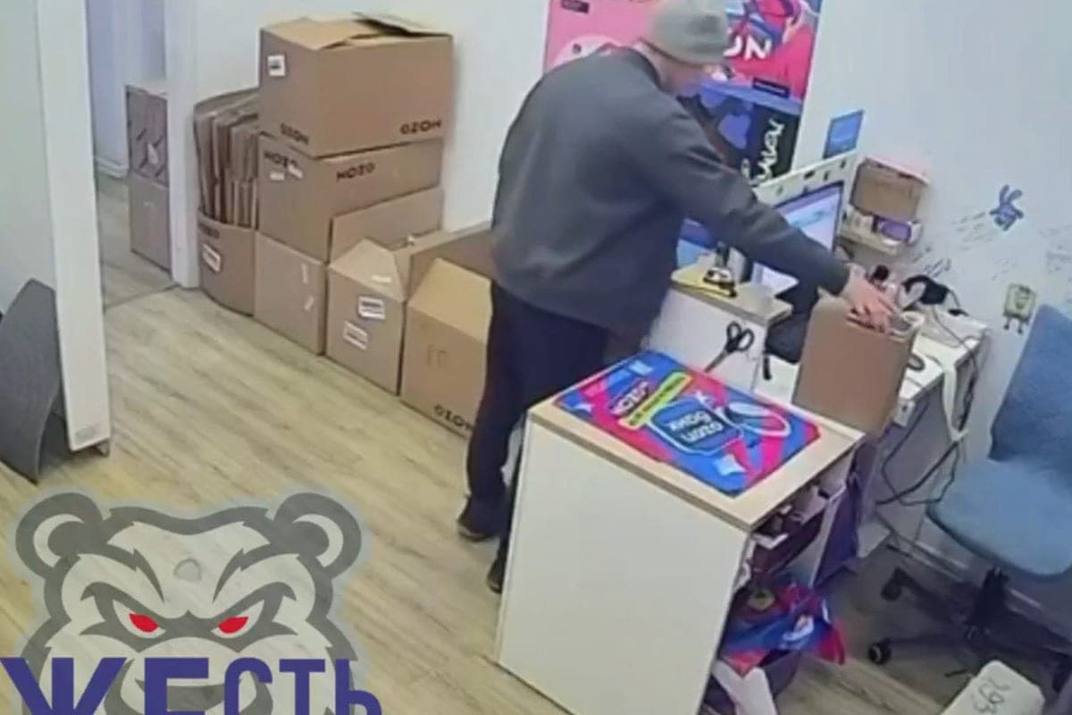 In Yaroslavl, a visitor of the PVZ stole the phone of an employee