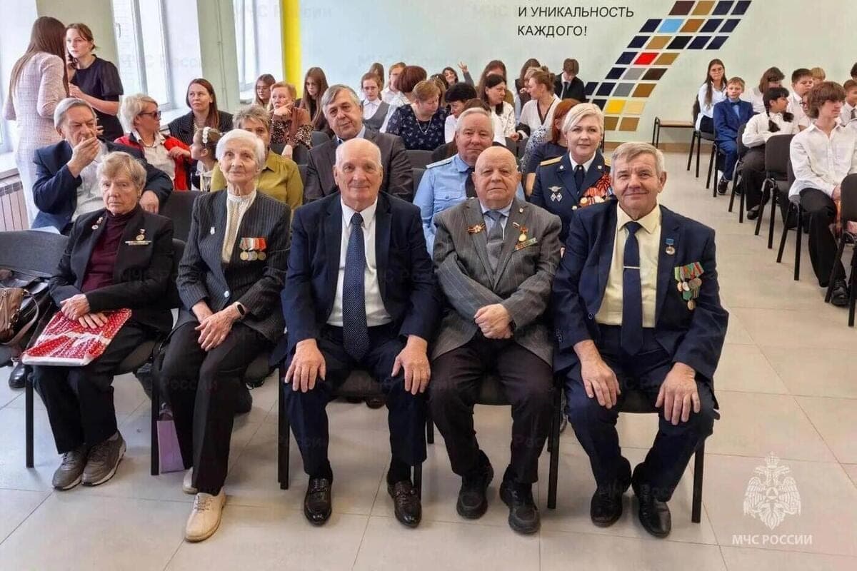 For Bryansk schoolchildren held a safety lesson with veterans of the Ministry of Emergency Situations
