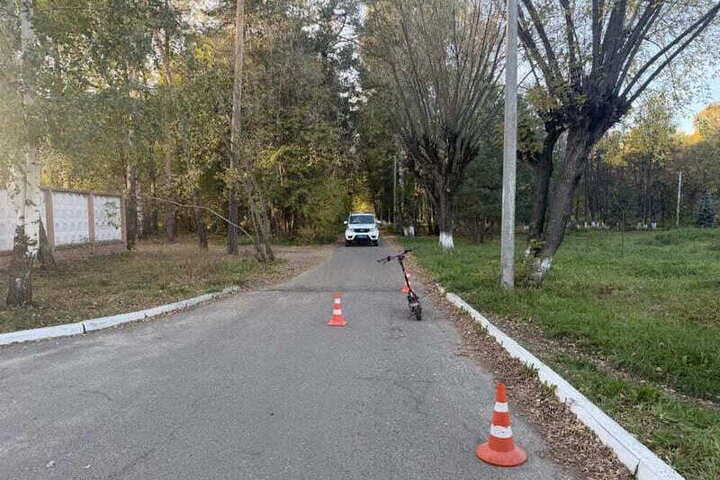 В Волжске подросток неудачно упал с электросамоката