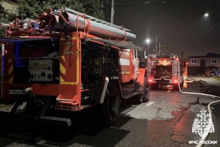 In the village of Oktyabrsky Prigorodny district of Ossetia, a three-storey house caught fire