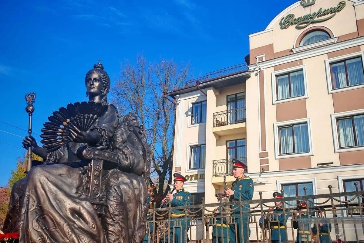 At the opening of the monument to Catherine II in Kostroma was seen the famous boxer Kostya Ju