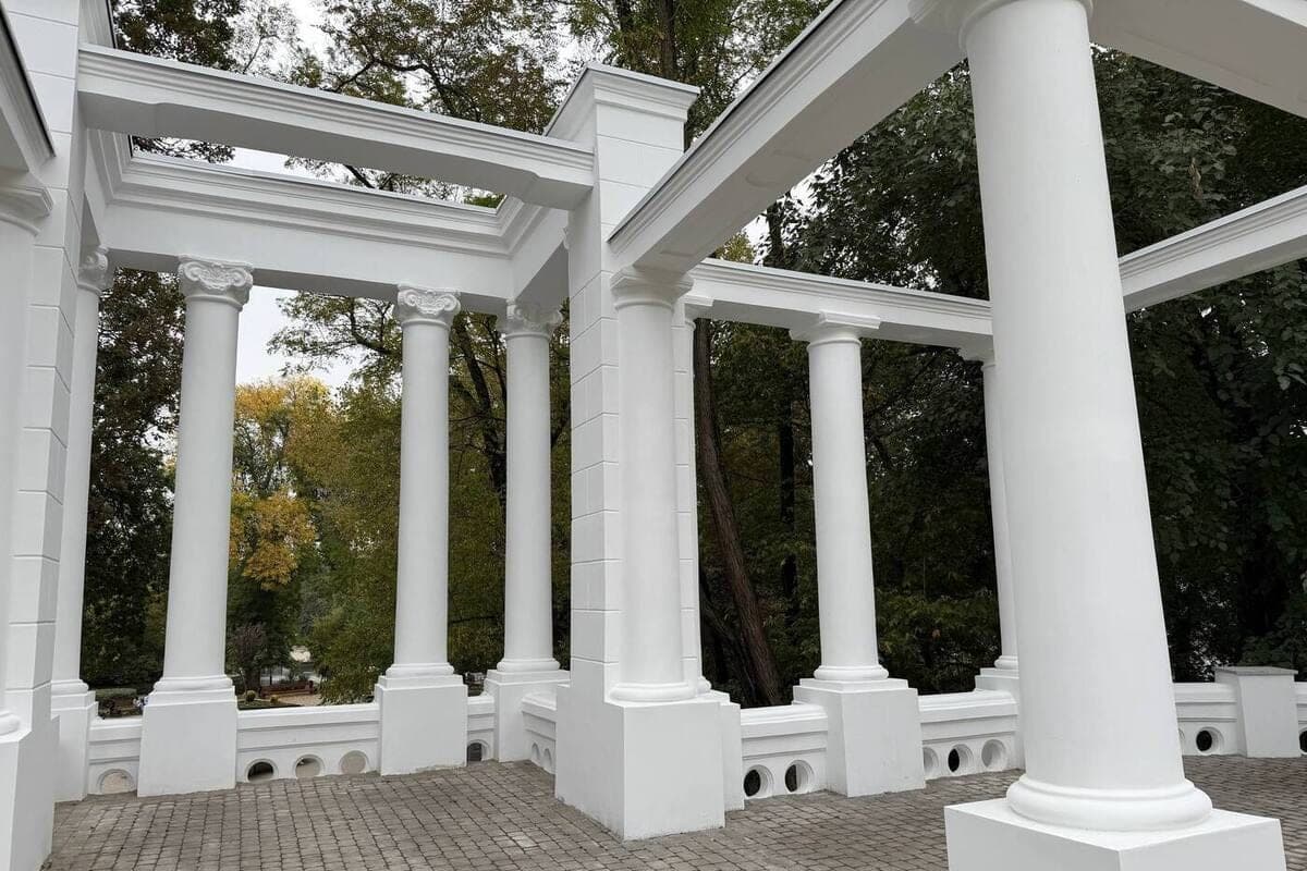In Krasnodar, a colonnade was repaired in the City Garden, where newlyweds are photographed