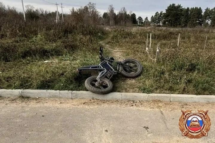 In the Tver region, a teenager on an electric bicycle ran into a curb