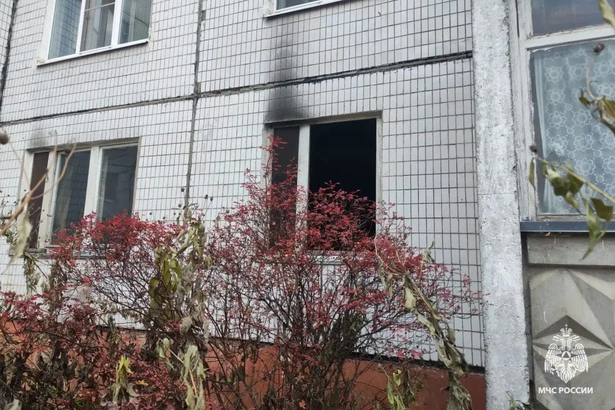 Девять человек спасли пожарные из горящего дома в Твери: есть пострадавший