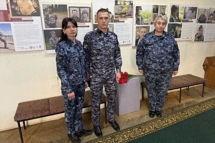 Фотовыставку «Мы помним ваши имена...» в Рославле посетили сотрудники и пенсионеры УФСИН