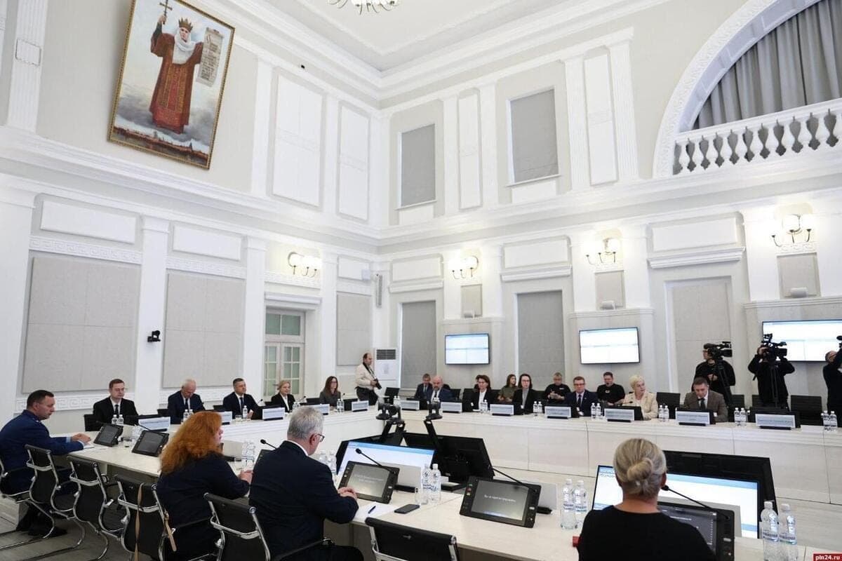 Депутаты Псковской области собрались на внеочередную сессию: в повестке бюджет и кадровые решения