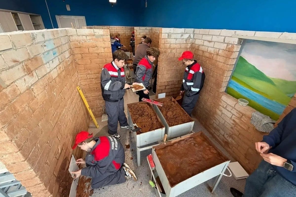 Кировские старшеклассники освоили азы облицовки стен