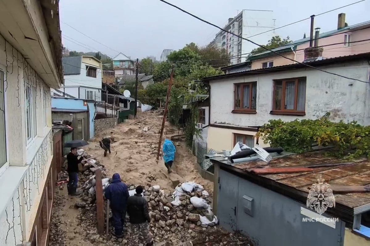 В Кореизе более 160 спасателей устраняют последствия непогоды