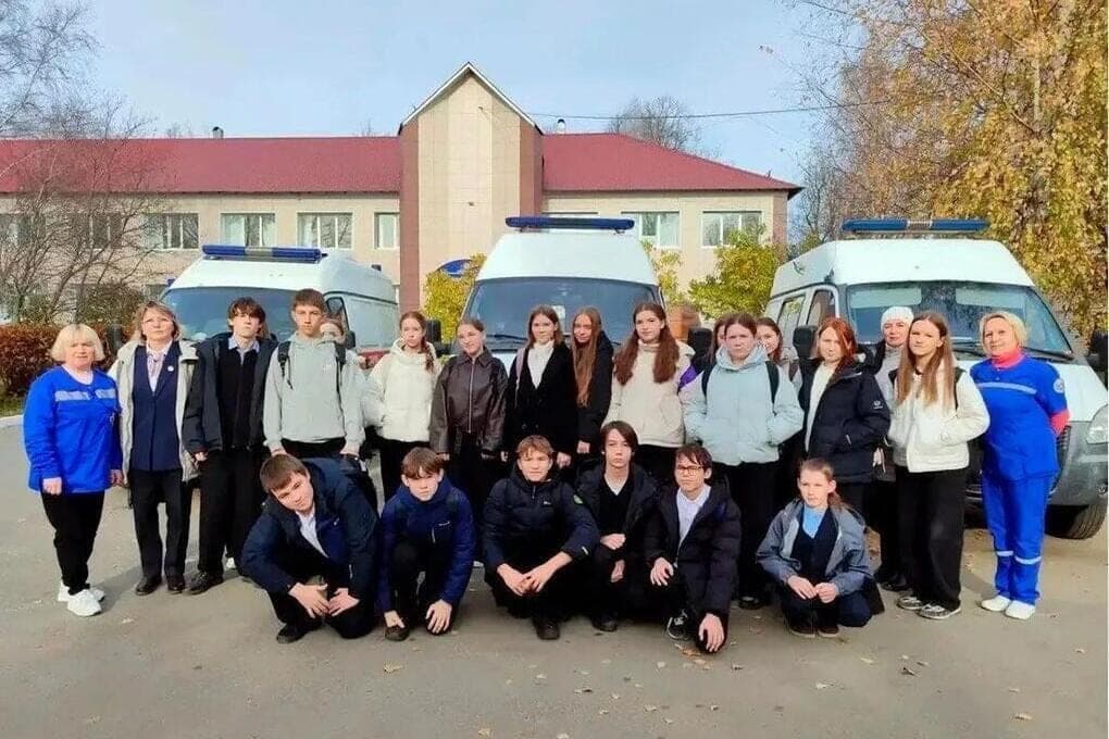 Vurnar students were shown the work of the ambulance from the inside