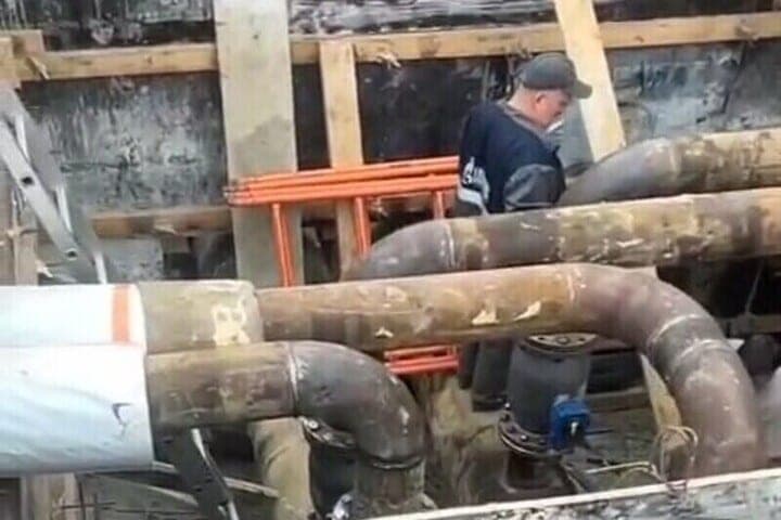 Alexey Shimko commente la situation avec l'approvisionnement en eau chaude dans les maisons dans les rues de Sovetskaya, Voroshilov et Krupskaya