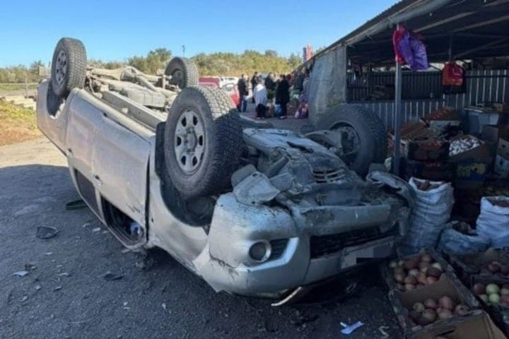 In the Volgodonsky district, the couple were injured in an accident with an overturned pickup truck
