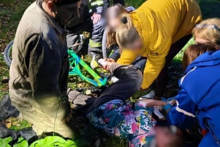 In the village of Shuya, rescuers helped a child injured in a fall from a bicycle