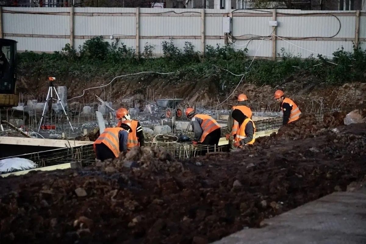 Suivi quotidien de la construction d'une auberge pour métallurgistes à Cherepovets