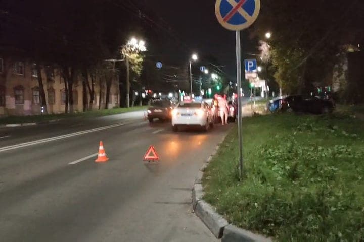 Ein Fußgänger starb unter den Rädern eines ausländischen Autos auf Nischni Nowgorod Straße