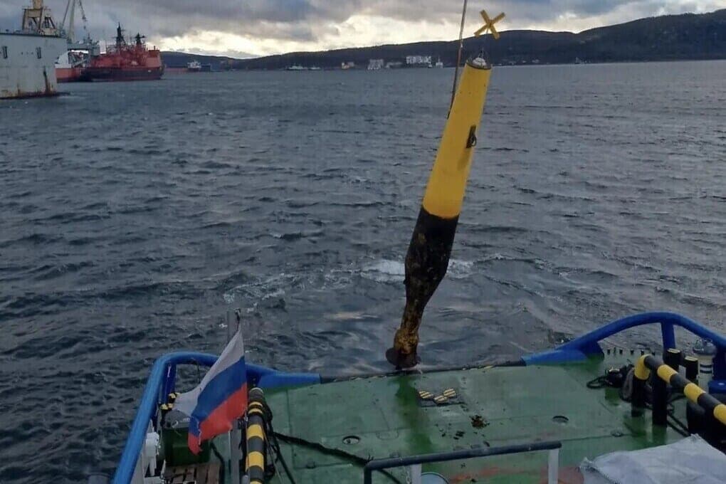 Im Hafen von Murmansk serviert Navigationsschilder während eines steilen Windes