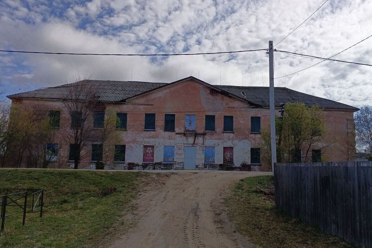 In Pinyuga put up for sale a century-old school building for 492,000 rubles