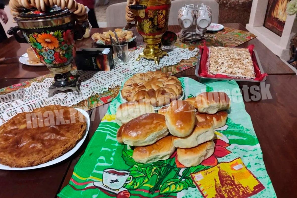 تحتفل (سموليانكا) باليوم العالمي للخياطة بمسابقة فطائر