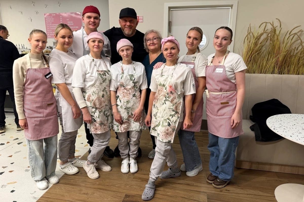 Konstantin Ivlev appreciated desserts in the Great Luk center "Atmosphere"
