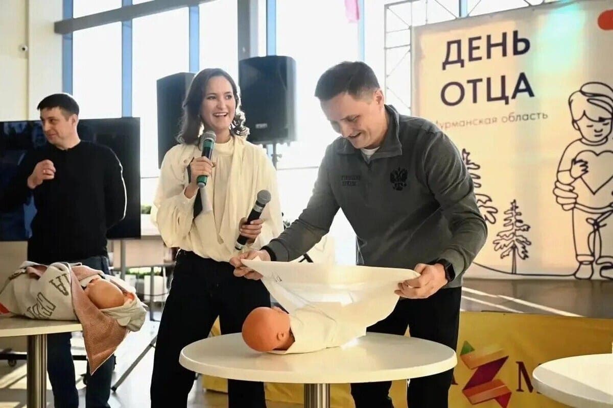 In the Murmansk region held a master class on swaddling for future fathers