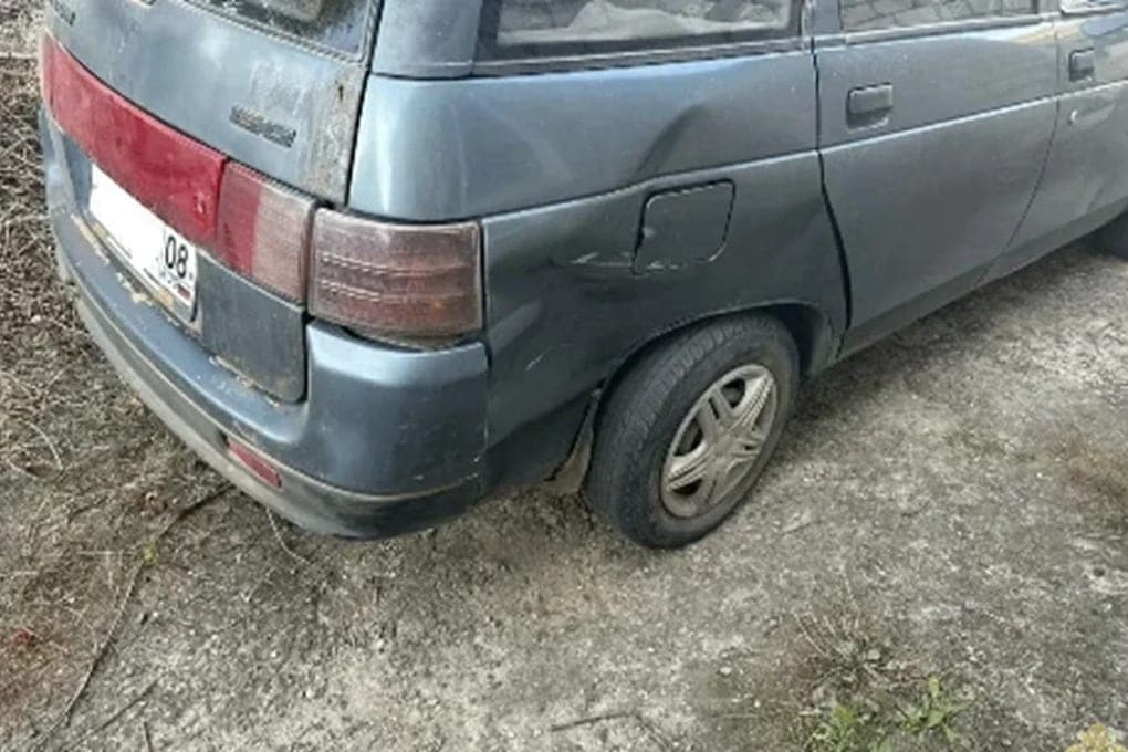 In Elista inhaftiert entkommen von der Szene des Unfallfahrers