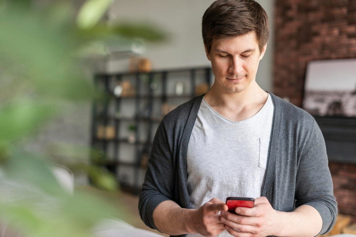 Kill your smartphone in a second: why you can not clean the charging connector with a needle