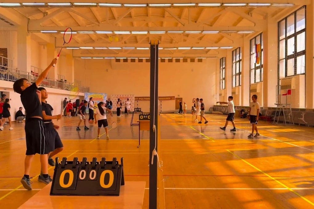 In Elista spielten junge Badmintonspieler die Auszeichnungen des "Sunny Volcano"