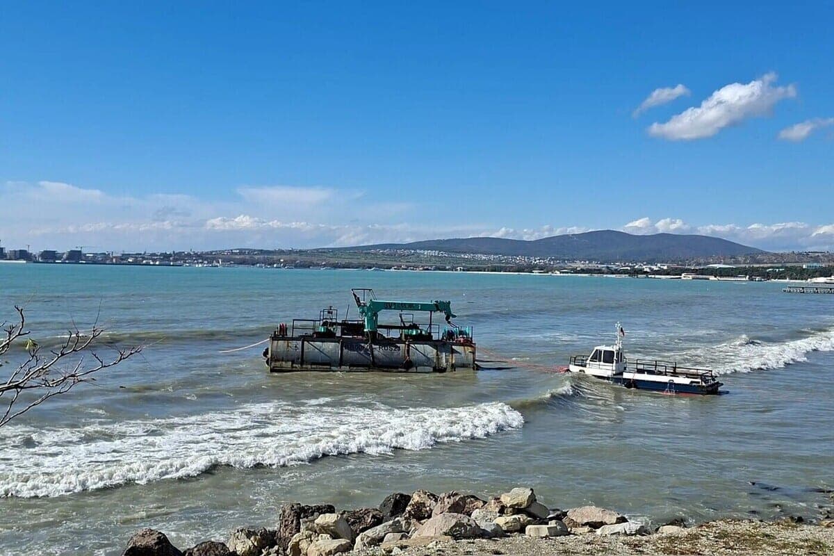 The ship ran aground: in Gelendzhik eliminate the consequences of a strong storm
