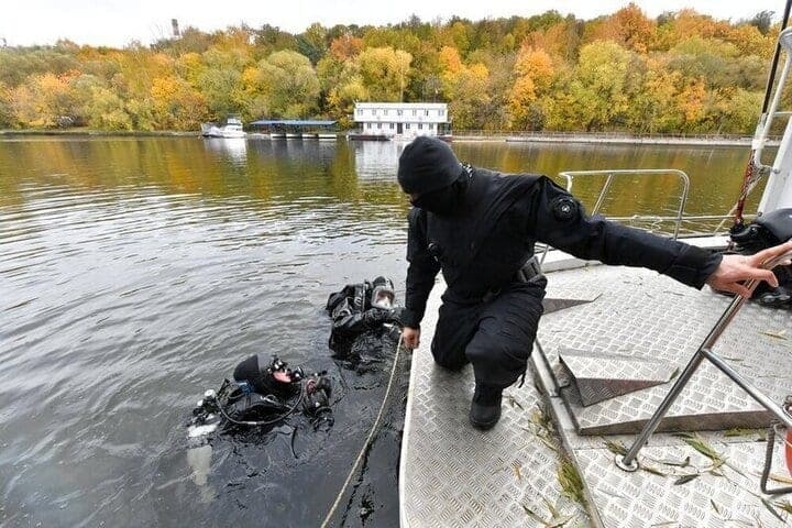 The corpse of a man found in the river in the suburbs