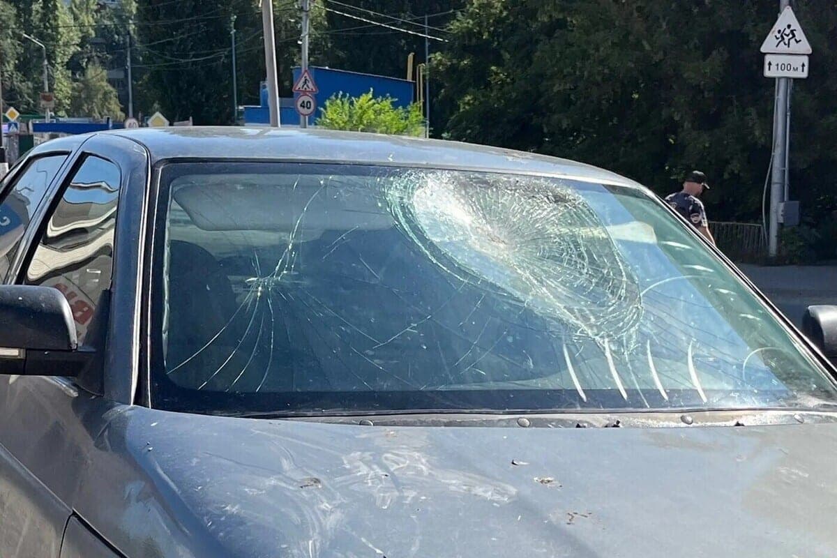 В Балакове автомобилист на легковушке протаранил столб