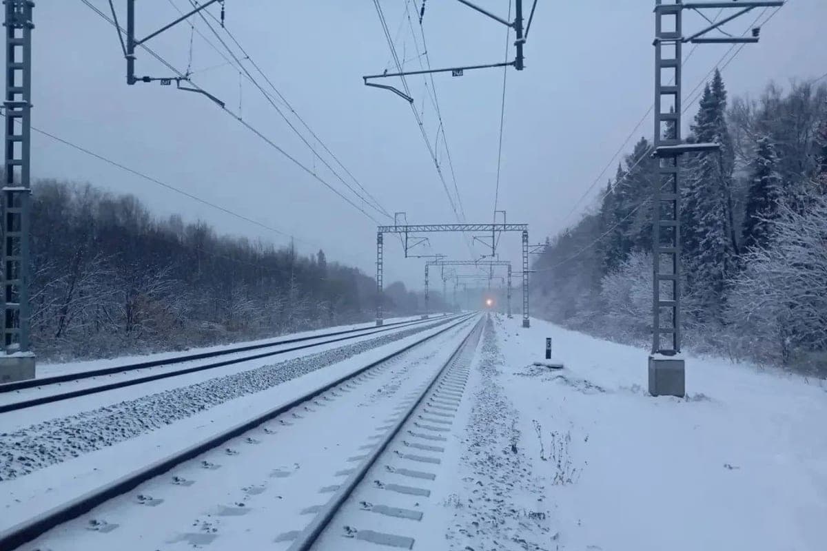 Трагедия на железной дороге в Кузбассе: два человека погибли под колесами поезда