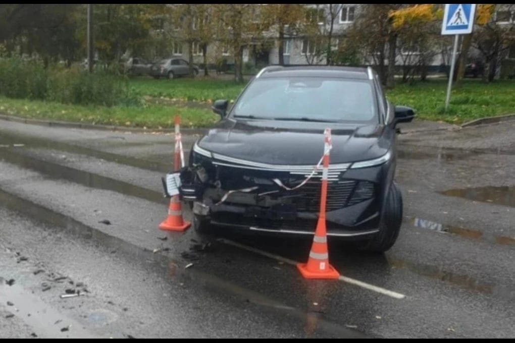 Teenager-Motorradfahrer erlitt Unfall auf Pskov Straße in Veliky Novgorod