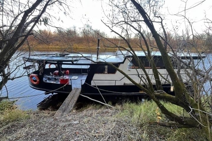 Northerner built a boat for the drug laboratory