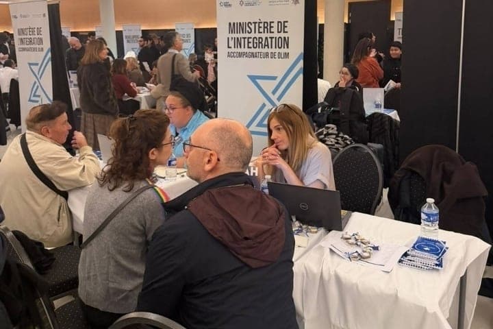 Israelische Unternehmen rekrutieren neue Einwanderer inmitten von Massenprotesten in Frankreich