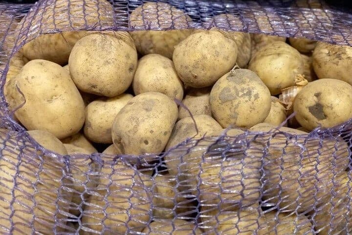 «Чем дальше, тем хуже»: россияне возмутились продажей яиц и картошки по талонам
