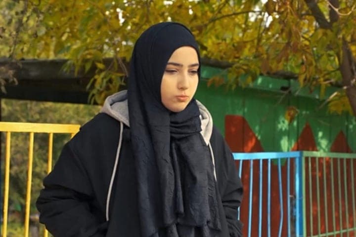 В Хасавюрте 15-летняя школьница спасла ребёнка из горящей машины
