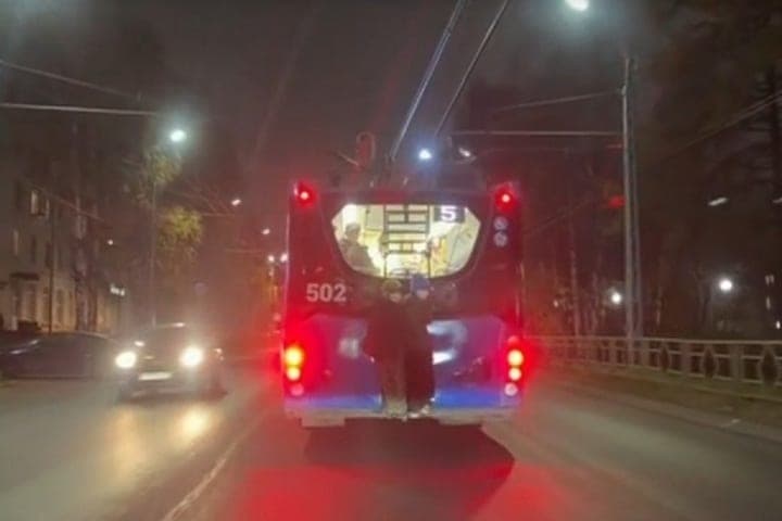 В Петрозаводске подростки устроили опасные «покатушки» на троллейбусе