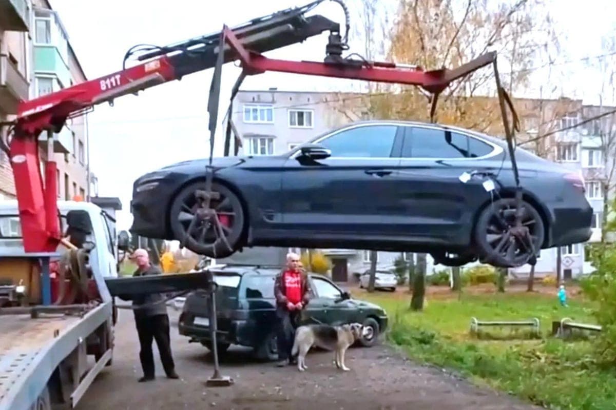 At the request of the Prosecutor’s office of the former head of the Kostroma settlement confiscated the car