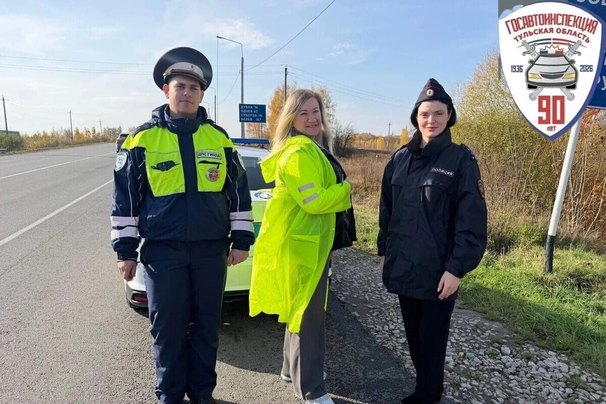 Neon cloaks handed the Tula traffic police mushroom pickers