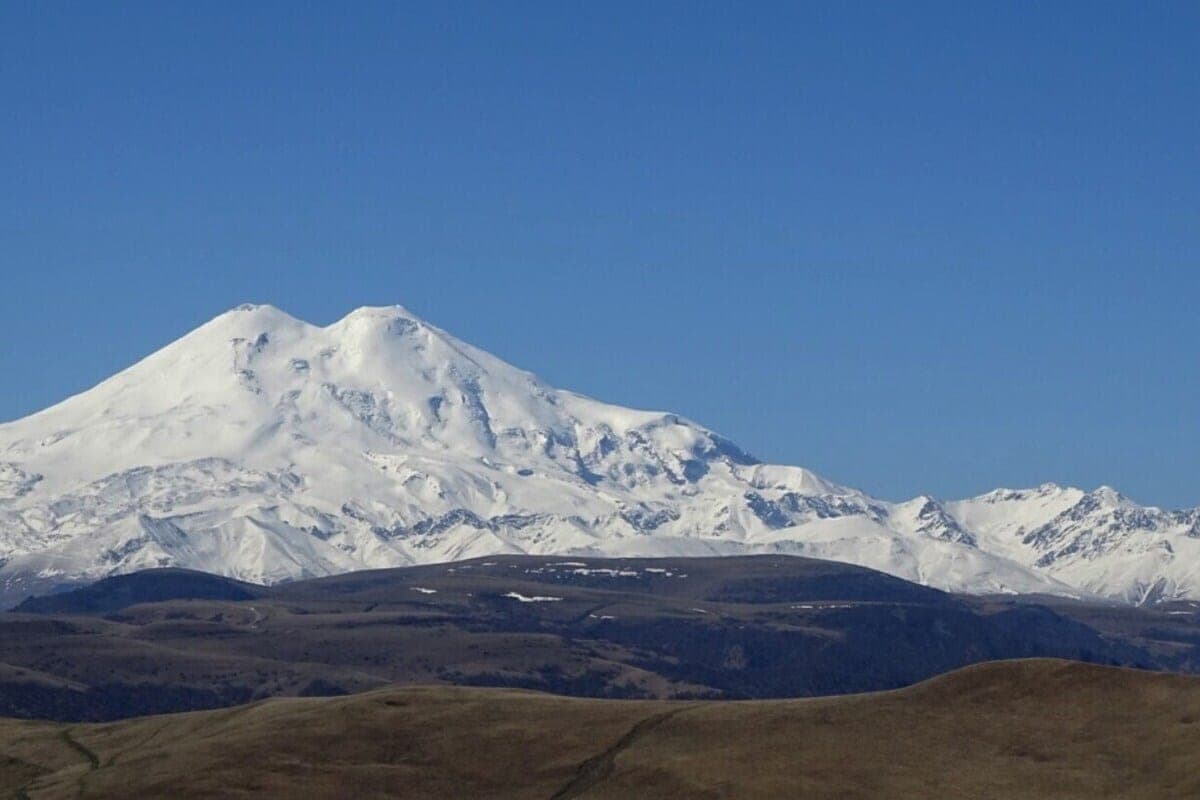 The flag of Zheleznovodsk was raised to the top of Elbrus