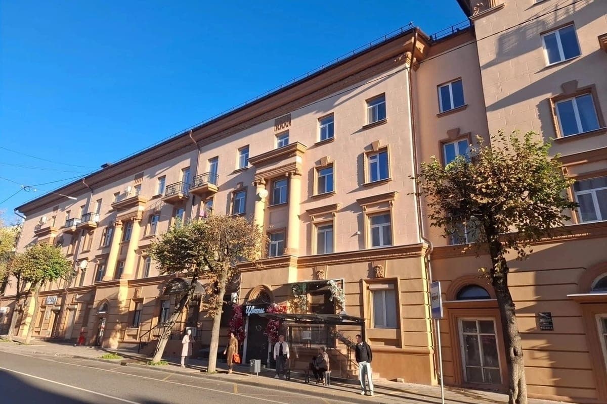 Réparation des façades des immeubles d'habitation achevée à Smolensk sur Bakounine et Toukhatchevski