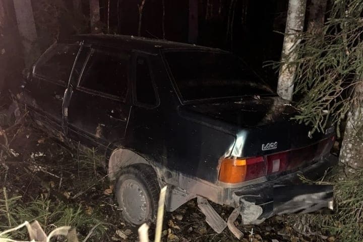 В Окуловском округе водитель сама выбралась из уехавшей в кювет «Лады»