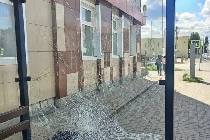 Житель Кирсанова идет под суд за разбитое стекло на остановке