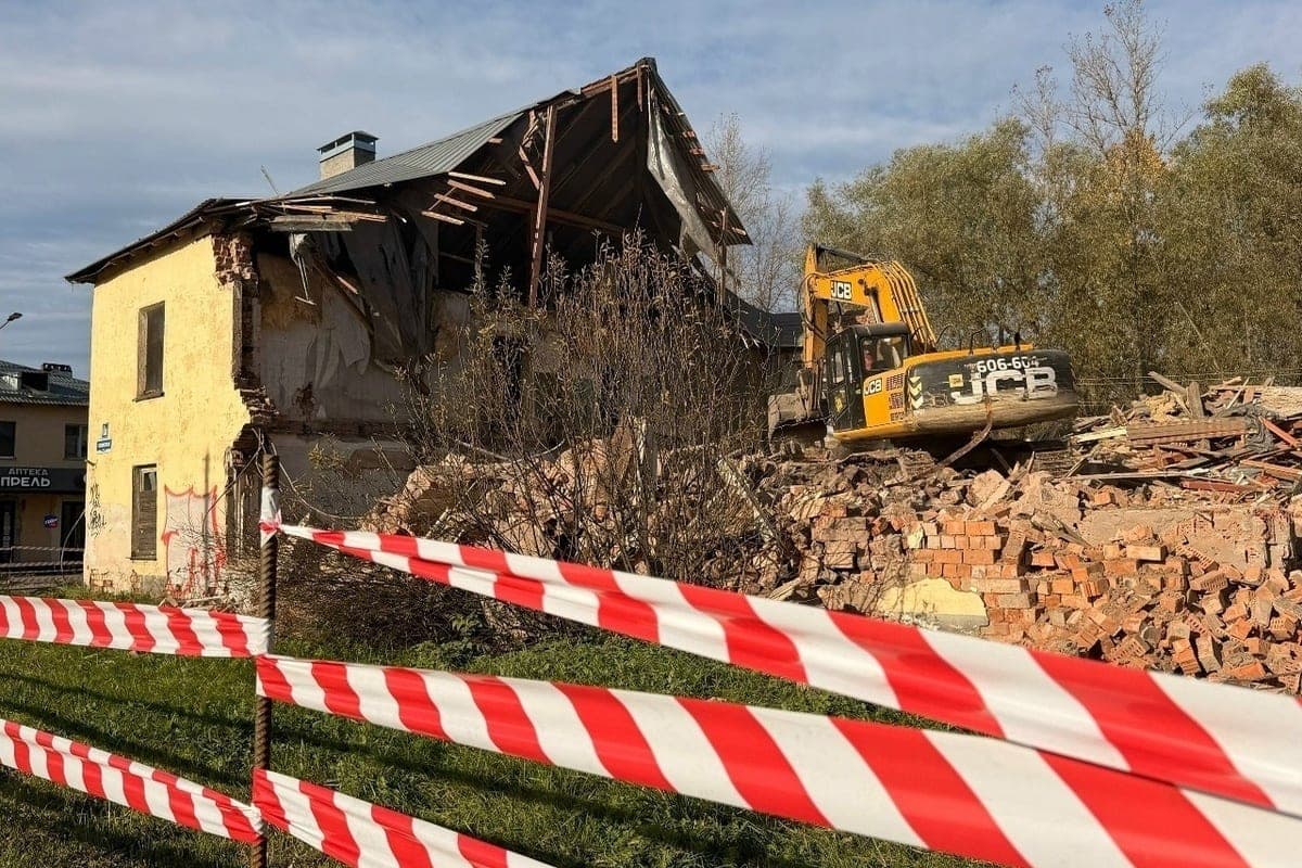 In Veliky Novgorod wird eine Notunterkunft auf Nekhinskaya abgerissen, in der neun Familien lebten