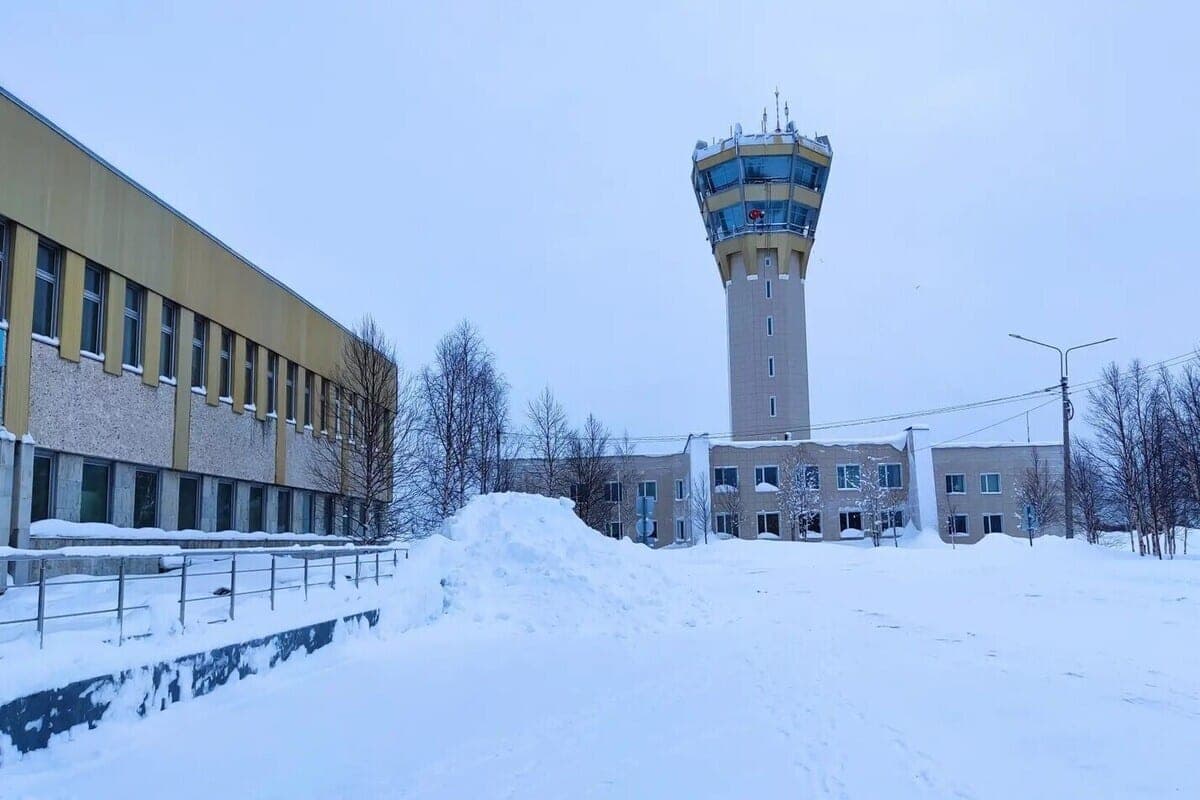Der Streifen für ganzjährige Flüge und große Flugzeuge wird am Flughafen von Khibiny aktualisiert