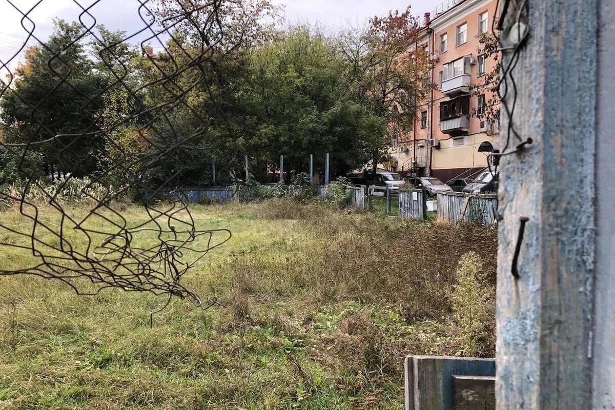 В Брянске демонтировали аварийный спортивный корт на проспекте Ленина