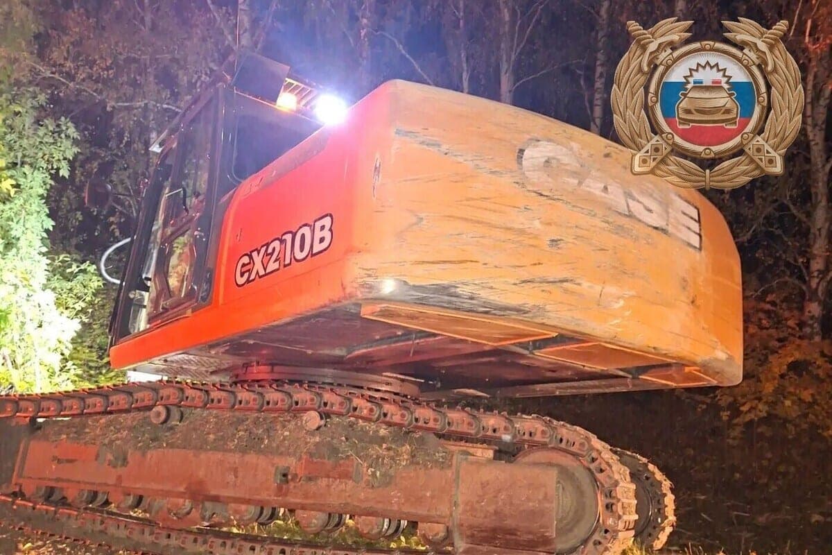 In Khvalyn district, the truck overturned, crashing into an excavator