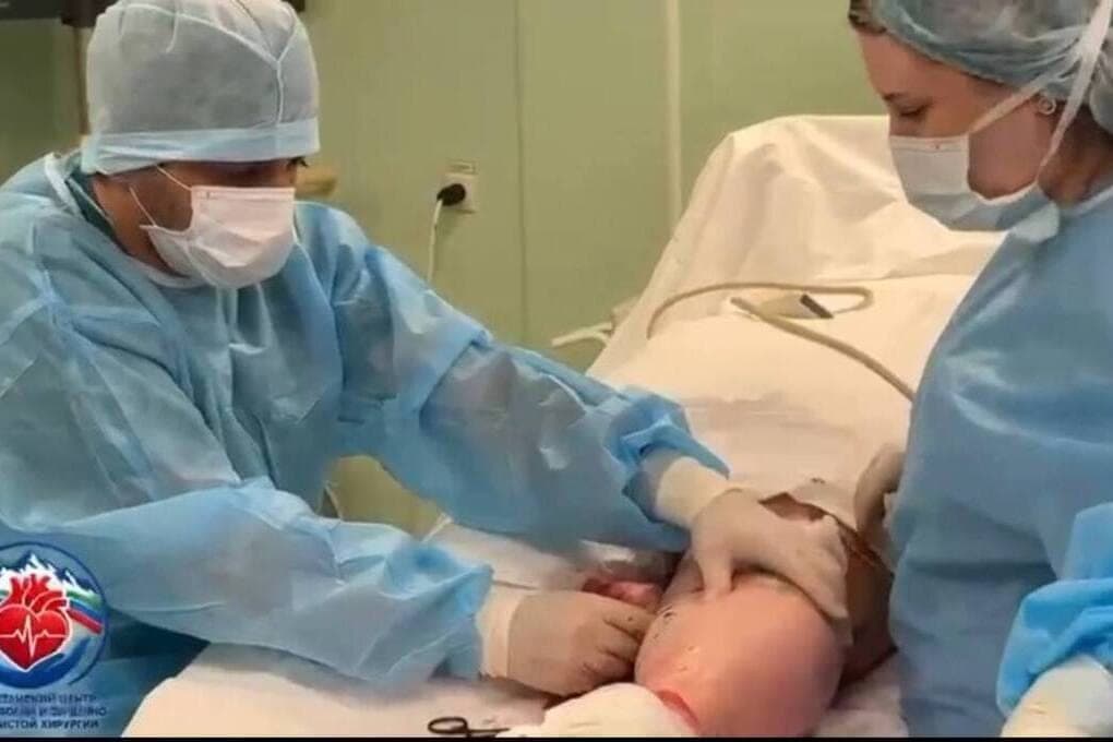 Сосудистый хирург из Дагестана оперирует с гипсом на ноге