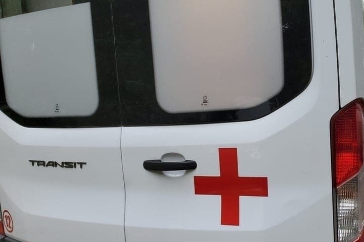 Zwei Menschen wurden getötet, sieben verletzt bei einem Zusammenstoß eines Kleinbusses mit einem LKW