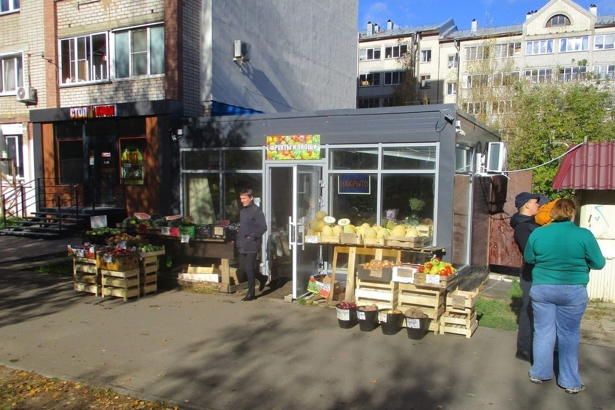 In Kirov stopped the illegal trade of fruits and vegetables on the sidewalk